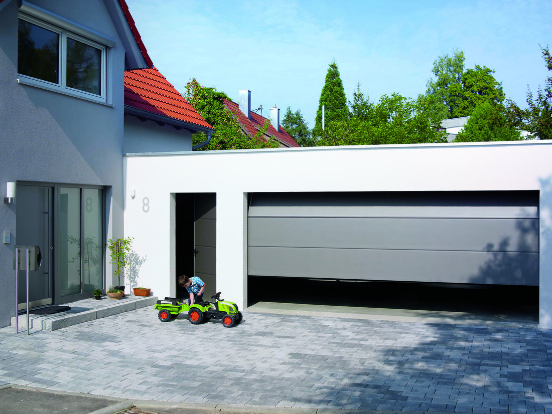 Anthrazitfarbenes Sektionalgaragentor an modernem Wohnhaus