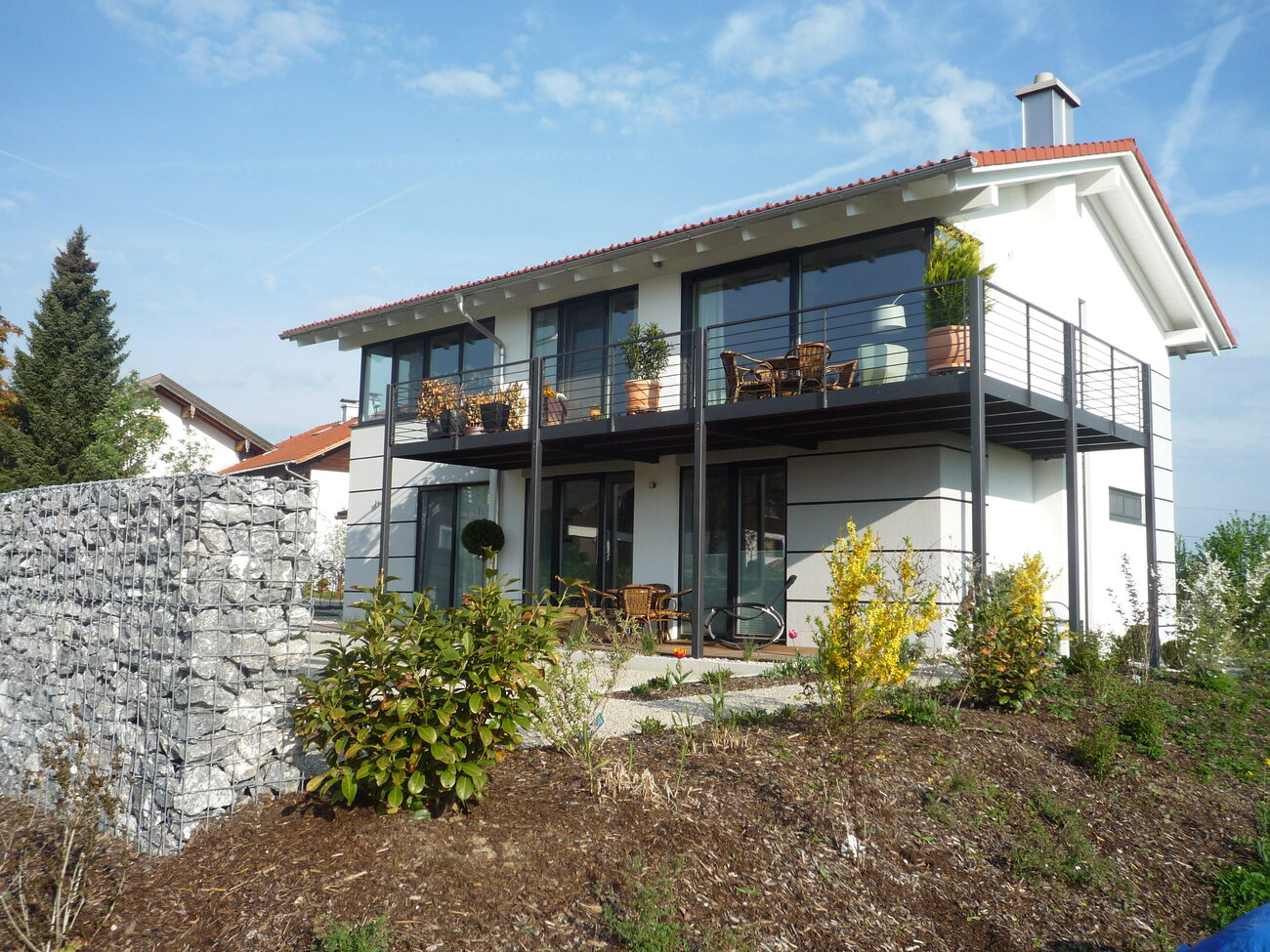 Wohnhaus mit Stahl-Balkonkonstruktion und Geländer